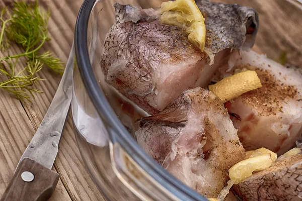 Le poisson cru est coupé en tranches avec assaisonnement dans la glace — Photo