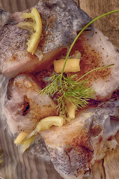 Rå fisk skärs av skivor med krydda i is — Stockfoto