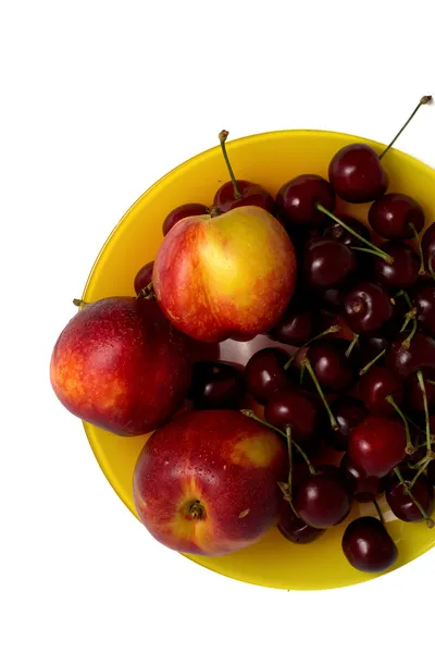 Свежий персик и вишня — стоковое фото