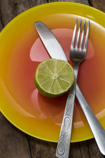 Citrus på den färgade porslin — Stockfoto