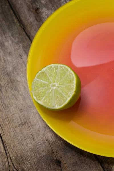 Цитрусовые на цветной посуде — стоковое фото