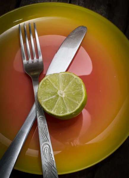Цитрусовые на цветной посуде — стоковое фото