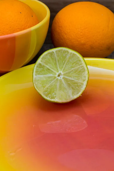 Cytrusy na kolorowe naczynia — Zdjęcie stockowe