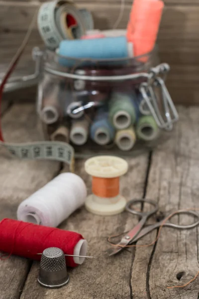 Instrumentos de reparación de ropa e hilo — Foto de Stock