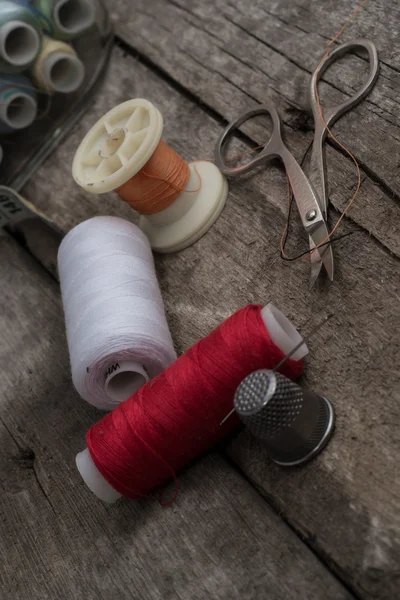 Инструменты для ремонта одежды и ниток — стоковое фото