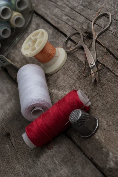 Instrumentos de reparación de ropa e hilo — Foto de Stock