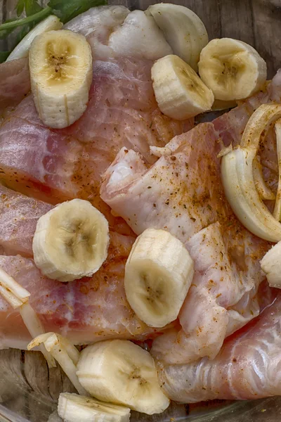 Свіжа риба маринована з бананом — стокове фото