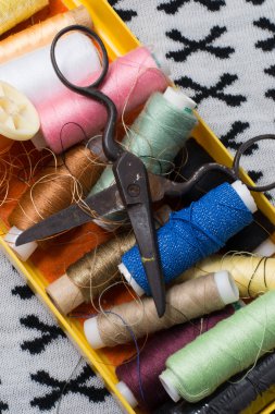 iğne işi için bir terzi kümesi