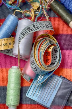 iğne işi için bir terzi kümesi