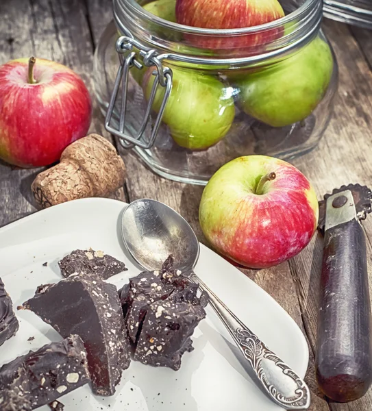 Stücke dunkle Schokolade und rote Äpfel — Stockfoto