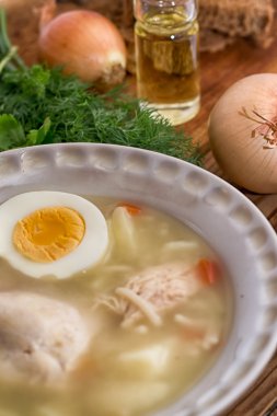Aromatic chicken broth