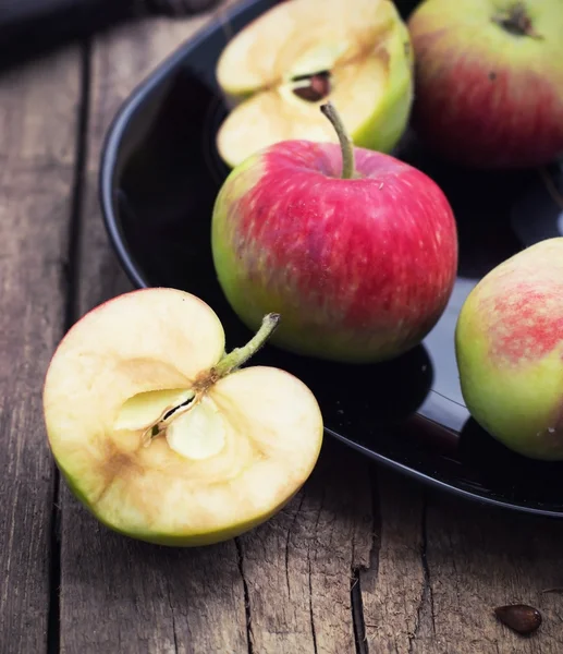 Äpfel schneiden — Stockfoto