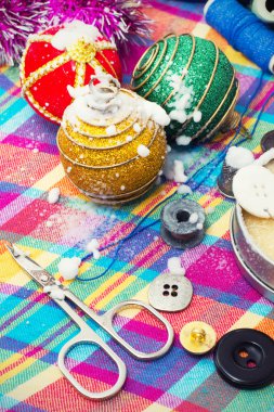 kutu iplik ve iğne ve yılbaşı süsleri