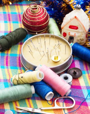 Tamirci kıyafetleri ve iplik aletleri