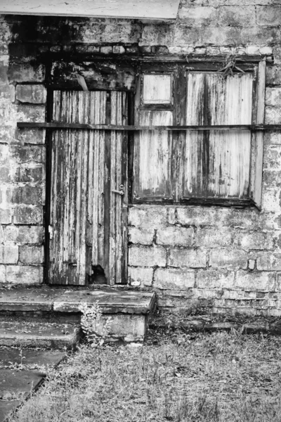 Old dilapidated,me a boarded up the house — Stock Photo, Image