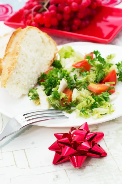 Vegetarian salad of fresh vegetables — Stock Photo, Image