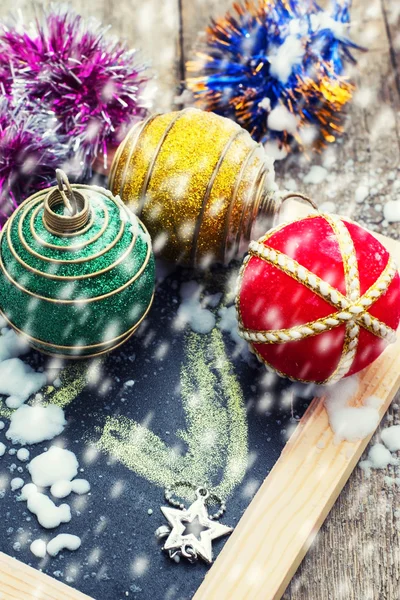 Christmas speelgoed onder de sneeuw — Stockfoto