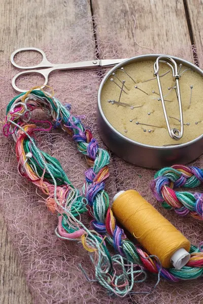 Hecho a mano e instrumentos de ropa de reparador — Foto de Stock