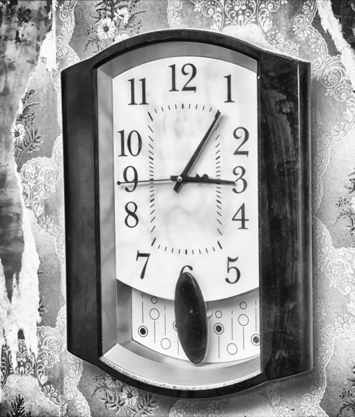 Clock is in the destroyed room — Stock Photo, Image