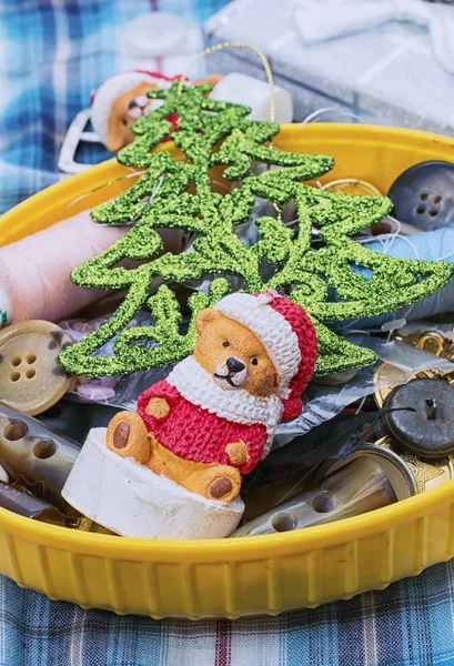 Oso de juguete simbólico de Navidad hecho a mano —  Fotos de Stock