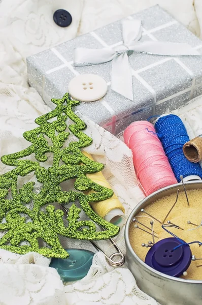 Vak van wol en naalden en kerstboom decoraties — Stockfoto