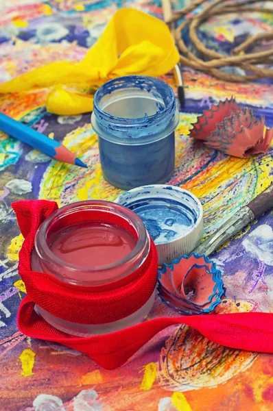 Conjunto de lápices y pinturas para pintar — Foto de Stock