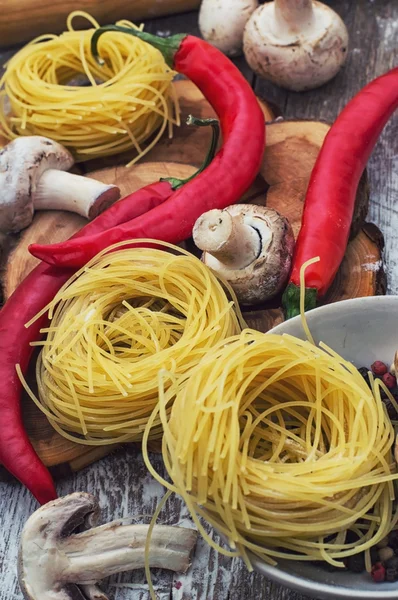 Cozinha caseira com deliciosa massa italiana — Fotografia de Stock