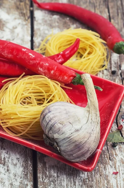 Cozinha caseira com deliciosa massa italiana — Fotografia de Stock