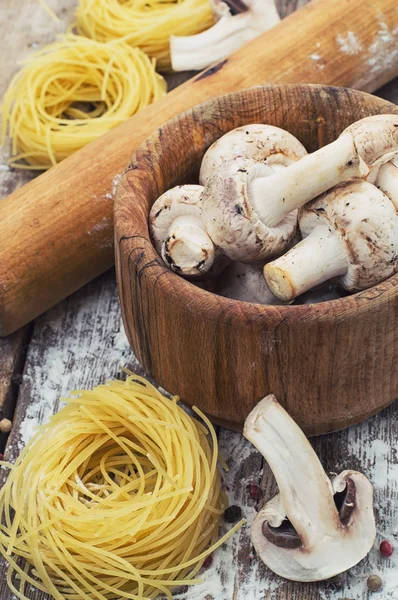 Husmanskost med läcker italiensk pasta — Stockfoto