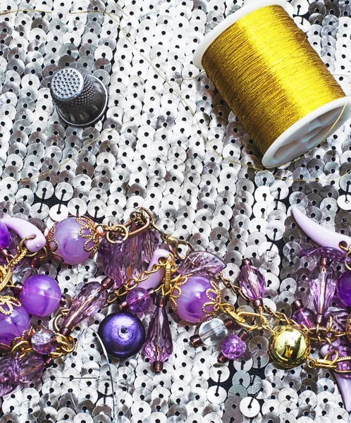 Bobina de hilo de coser y joyas — Foto de Stock
