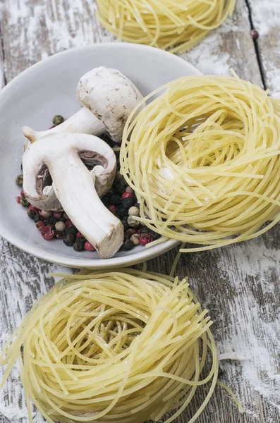 Prefabrikované tagliatelle těstoviny s houbami a pikantním koření — Stock fotografie