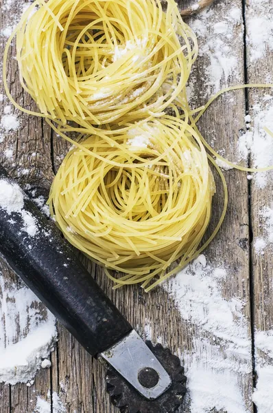 Pasta prefabricada de tagliatelle con champiñones y especias calientes —  Fotos de Stock