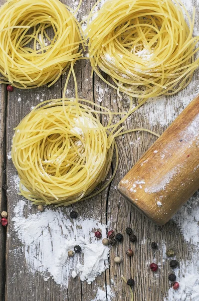 Macarrão pré-fabricado tagliatelle com cogumelos e especiarias quentes — Fotografia de Stock