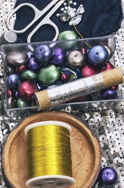 dikiş ipliği iki skein