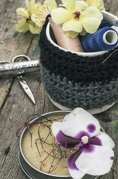 Herramientas de coser y decoraciones florales —  Fotos de Stock