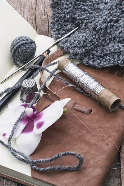 Sewing tools and floral decorations — Stock Photo, Image