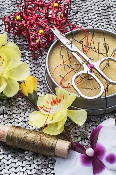 Herramientas de coser y decoraciones florales —  Fotos de Stock