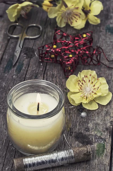 Dikiş araçlarını ve çiçek süslemeleri ile kompozisyon — Stok fotoğraf