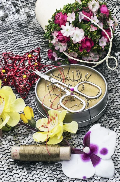 Sammansättning med sömnad verktyg och blomsteruppsättningar — Stockfoto