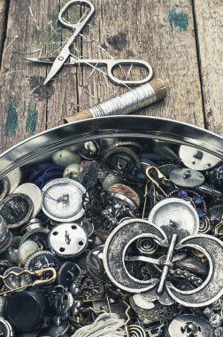 dikiş araçlarını ve çiçek süslemeleri