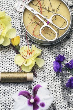 dikiş araçlarını ve çiçek süslemeleri