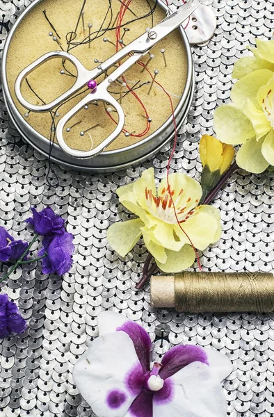 Nähwerkzeuge und Blumenschmuck — Stockfoto