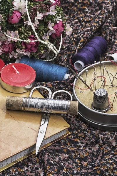 Швейные инструменты и цветочные украшения — стоковое фото