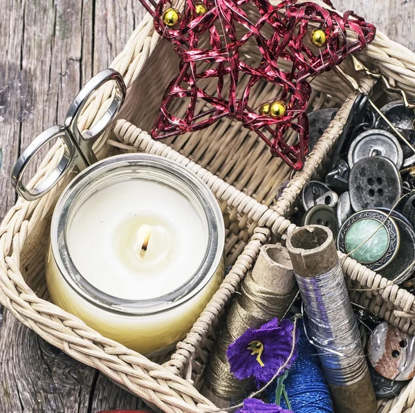 Sewing tools and floral decorations — Stock Photo, Image