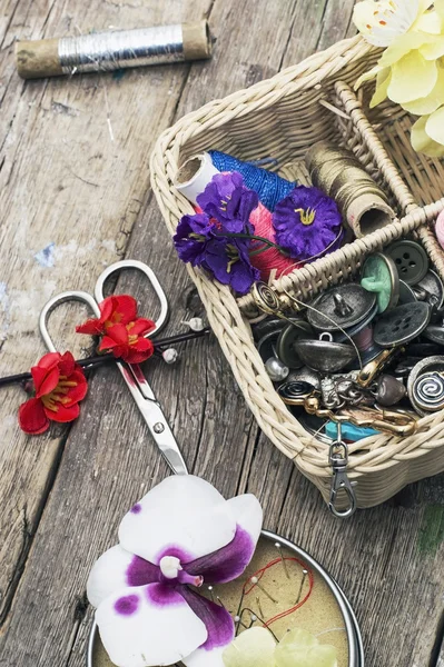 Nähwerkzeuge und Blumenschmuck — Stockfoto