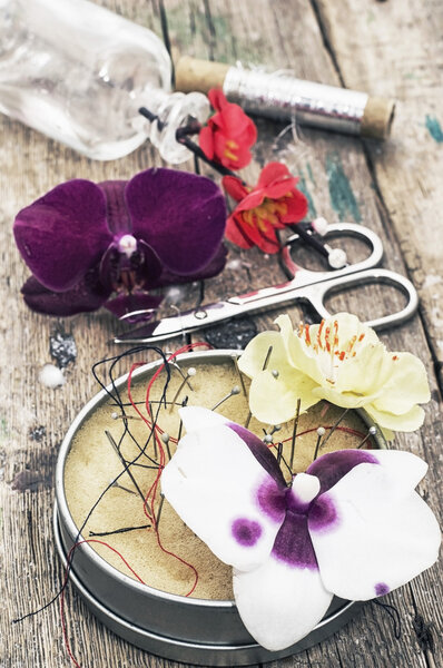 Швейные инструменты и цветочные украшения

