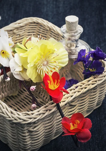 Korg med olika blommor — Stockfoto