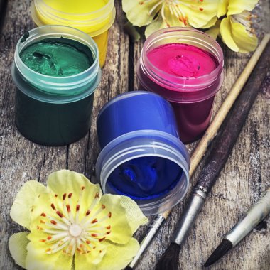 boya boyama kutu içinde