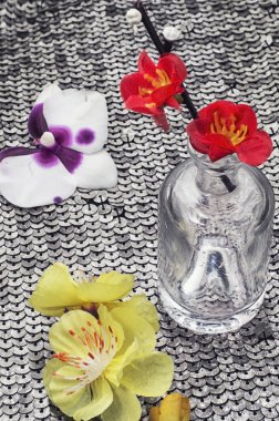 dikiş araçlarını ve çiçek süslemeleri ile kompozisyon