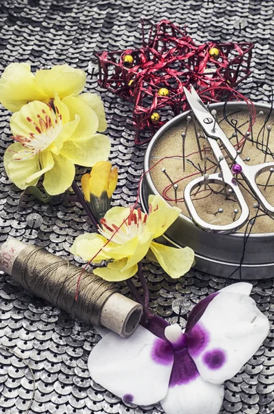 Composition with sewing tools and floral decorations — Stock Photo, Image